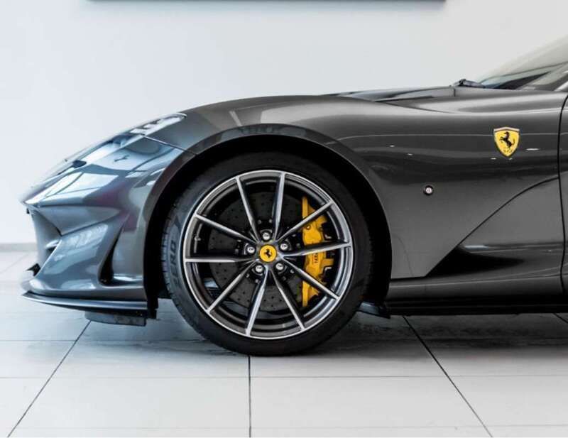 Gris Usado 2023 Ferrari 812 Descapotable | 440.000 € - Imagen 1/4