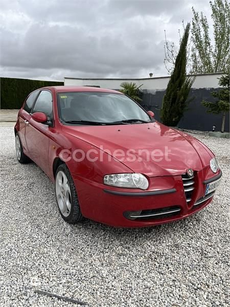Usado Alfa Romeo 147 Distinctive 120 CV (88 kW) 2004 Rojo Utilitario