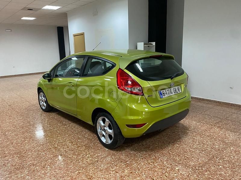 Usado Ford Fiesta Trend 68 CV (50 kW) 2009 Verde Berlina