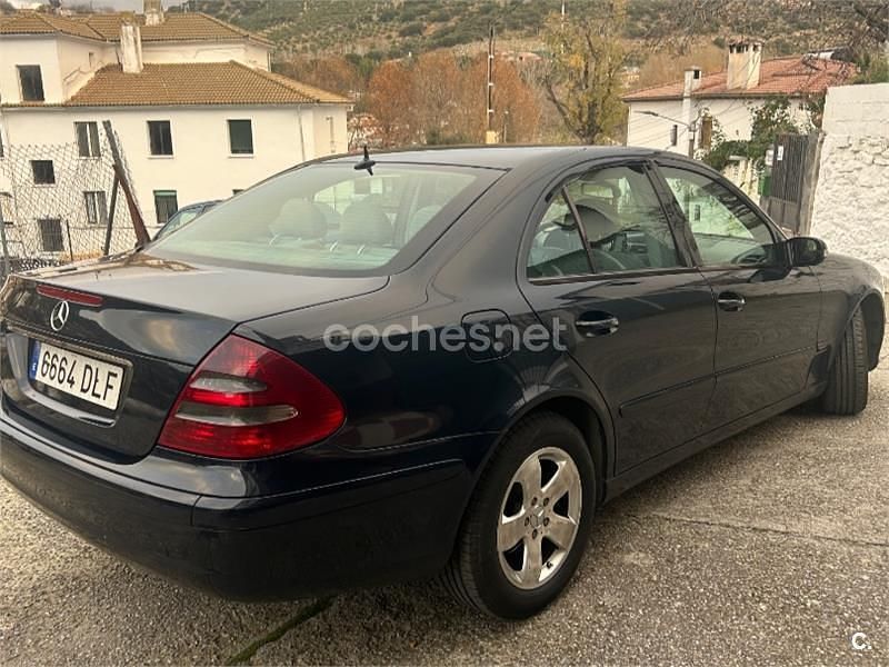 Usado Mercedes E270 Elegance 170 CV (125 kW) 2002 Negro Berlina