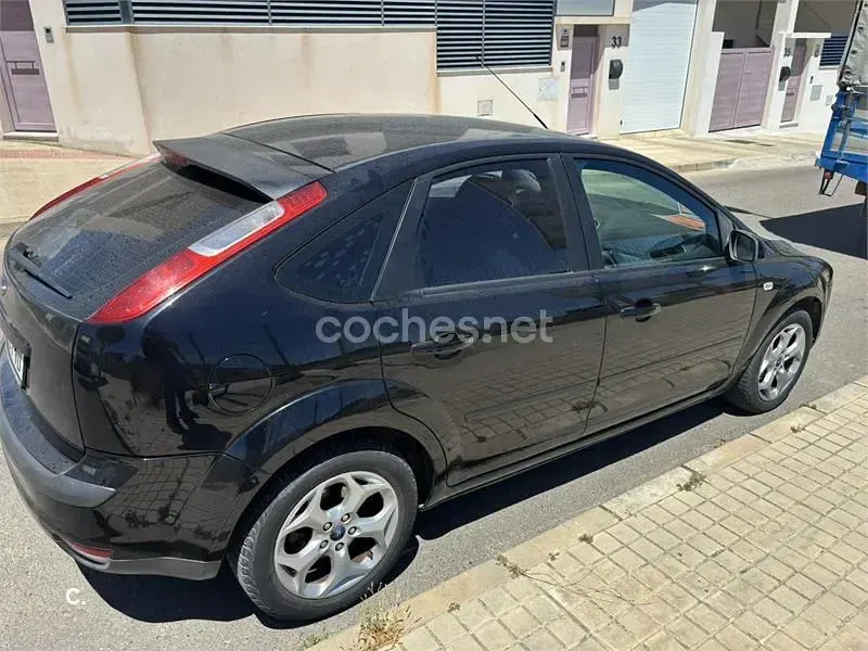 Usado Ford Focus Ambiente 90 CV (66 kW) 2007 Negro Berlina
