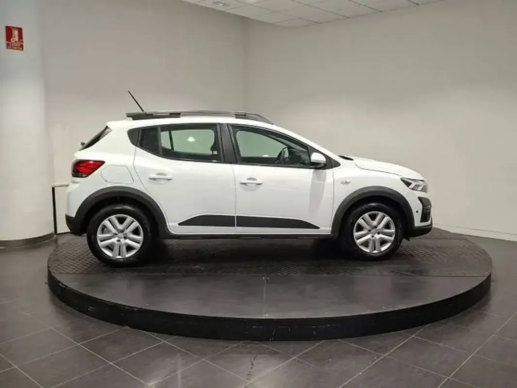 Usado Dacia Sandero Expression 91 CV (66 kW) 2023 Blanco Berlina