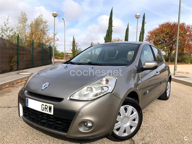 Beige Usado 2009 Renault Clio II Expression Berlina | 2300 € (Buen precio) - Imagen 1/4