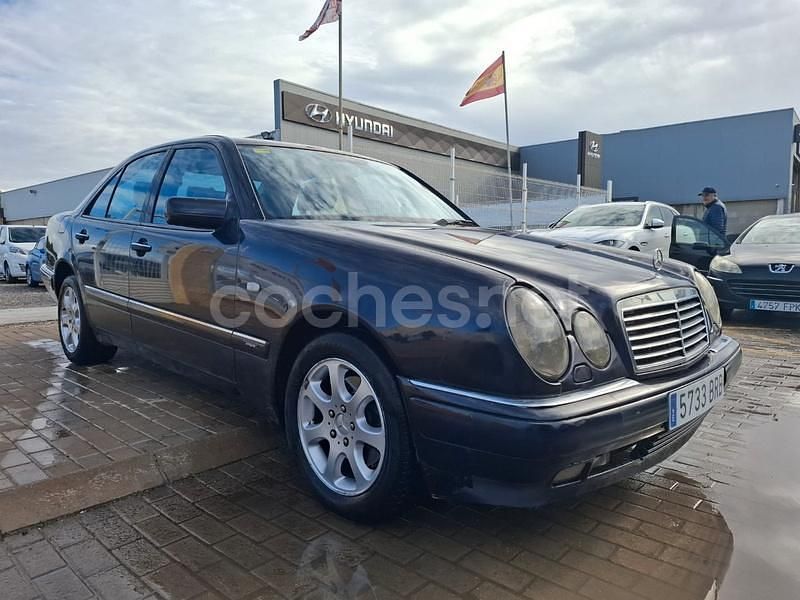 Usado Mercedes E300 Avantgarde 177 CV (130 kW) 1999 Azul Berlina