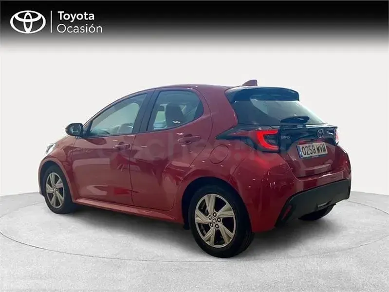 Usado Toyota Yaris Hybrid Active 116 CV (85 kW) 2024 Rojo Berlina