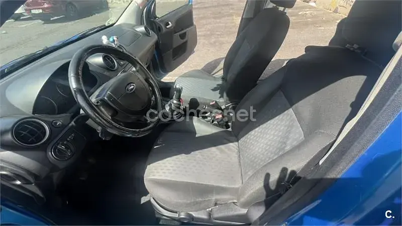 Usado Ford Fiesta Trend 80 CV (58 kW) 2004 Azul Utilitario