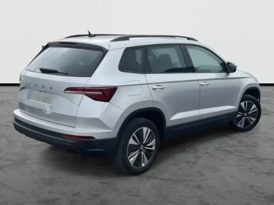 Usado Skoda Karoq Ambition 110 CV (80 kW) 2022 Plateado SUV