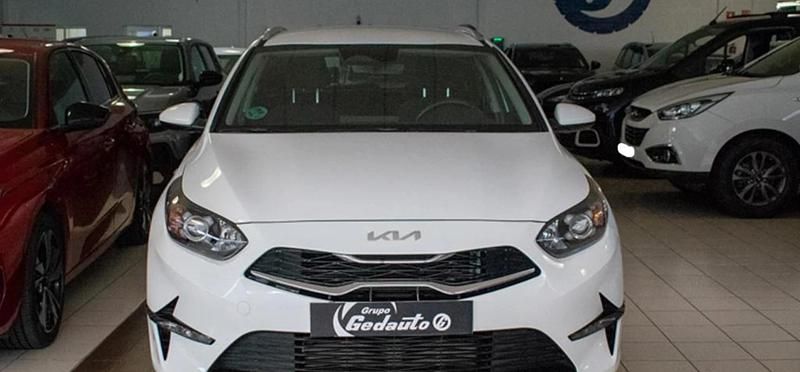 Usado Kia Ceed 101 CV (74 kW) 2025 Deluxe white Utilitario