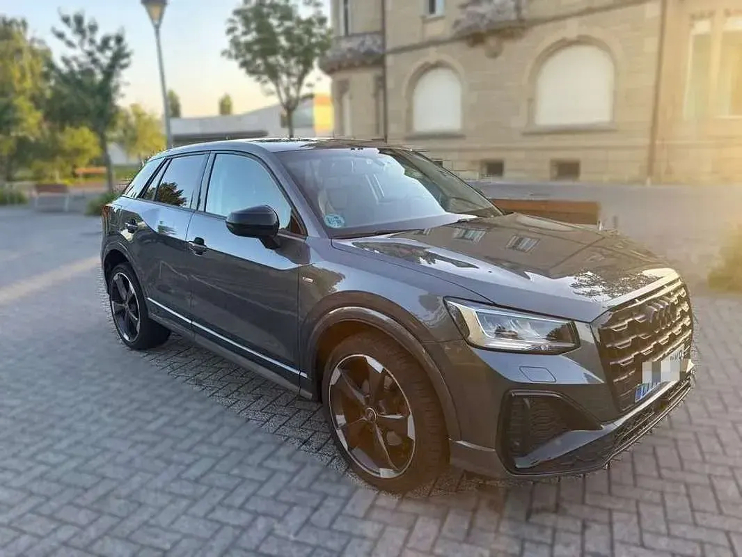 Usado Audi Q2 Ambiente 150 CV (110 kW) 2022 Gris SUV
