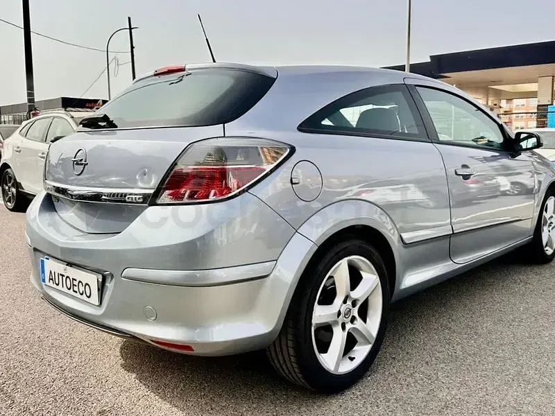 Usado Opel Astra GTC Energy 115 CV (84 kW) 2008 Gris / plata Berlina