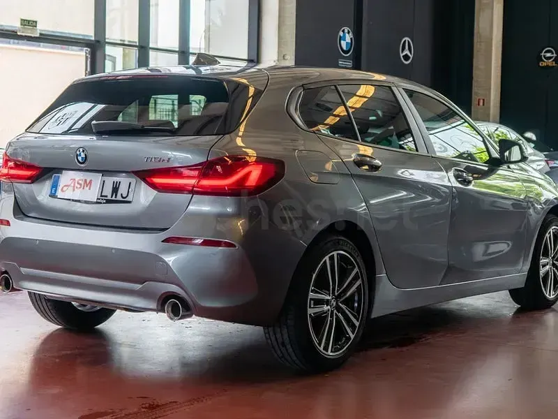 Usado BMW 118 Sport Line 150 CV (110 kW) 2022 Gris / plata Utilitario