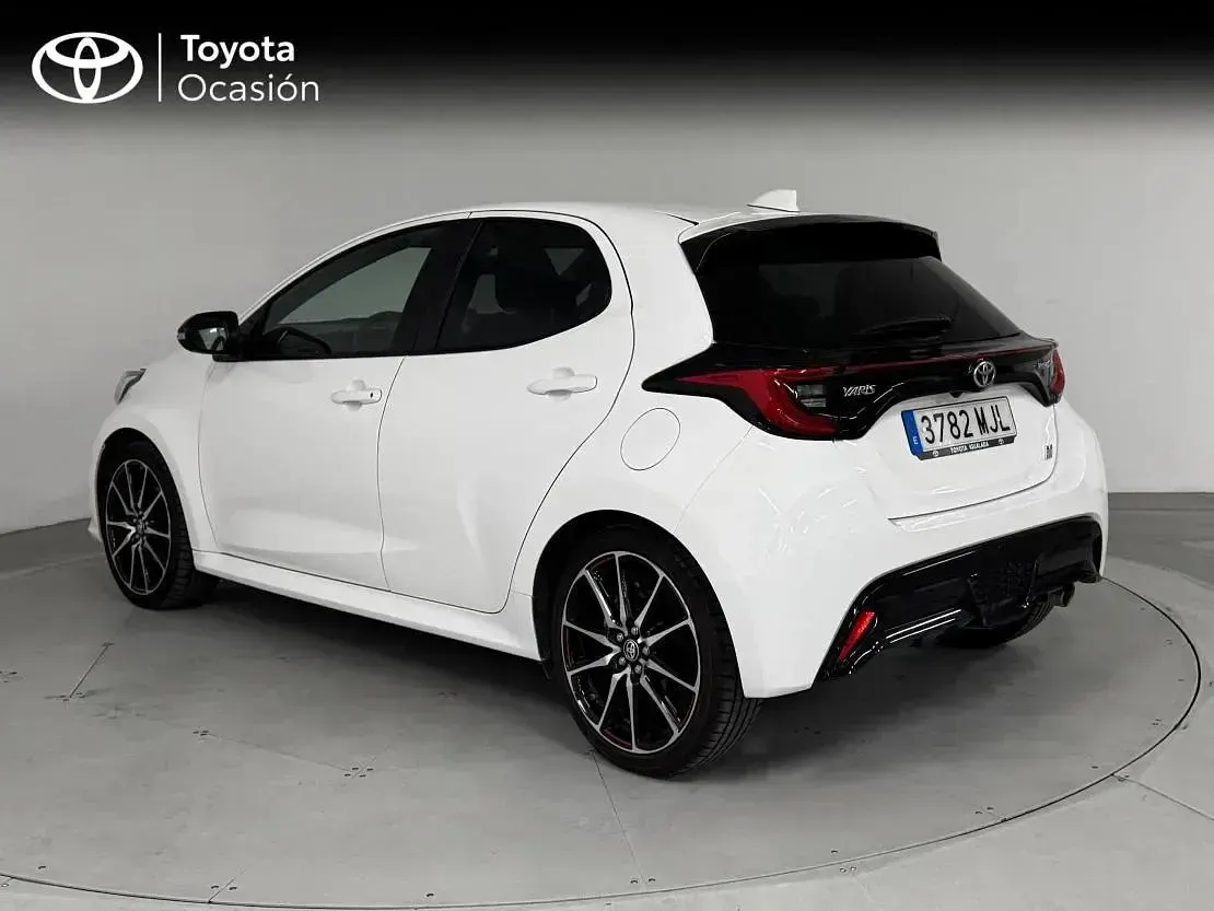 Usado Toyota Yaris Hybrid Sport 116 CV (85 kW) 2023 Blanco classic Berlina