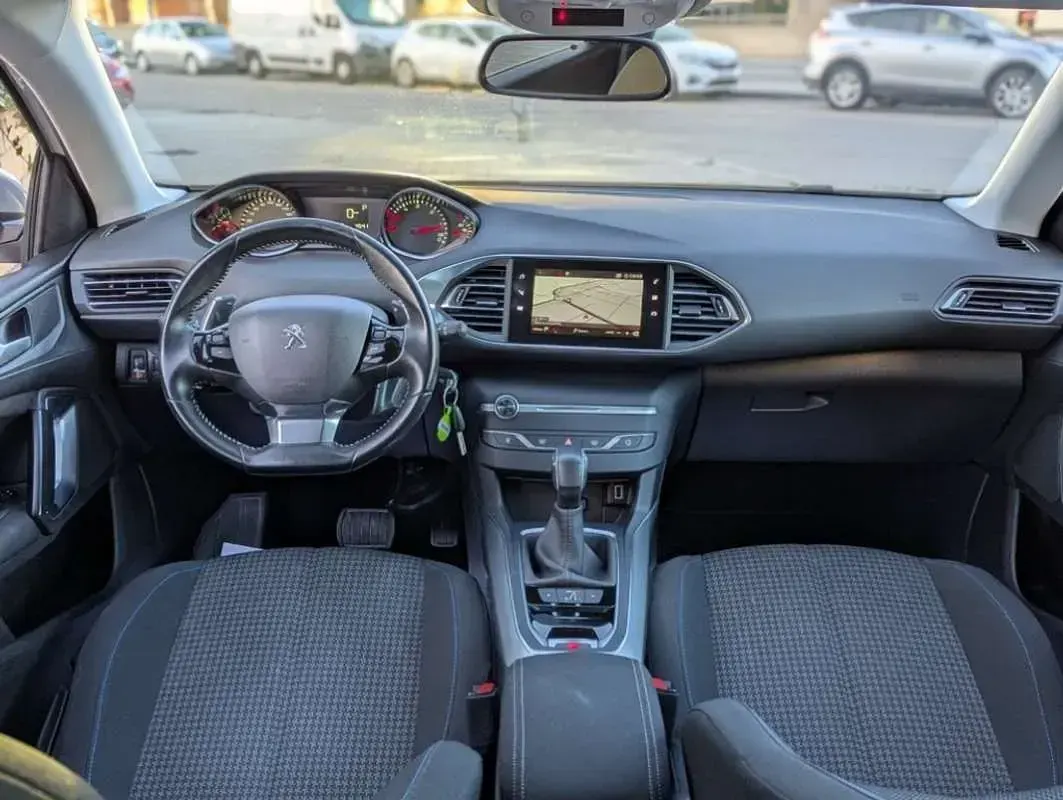 Usado Peugeot 308 SW Style 131 CV (96 kW) 2019 Blanco Familiar
