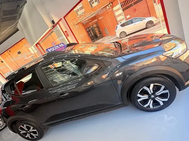Usado Dacia Sandero Essentiel 101 CV (74 kW) 2023 Gris / plata Berlina
