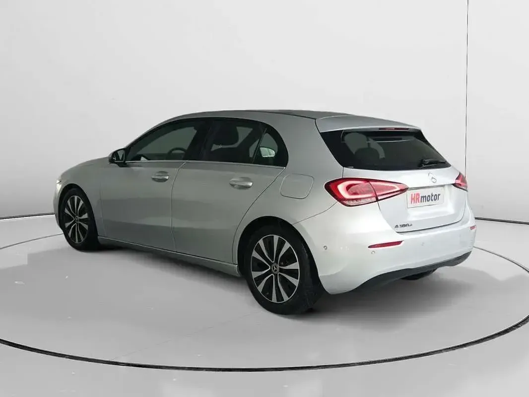 Usado Mercedes A180 116 CV (85 kW) 2021 Gris Utilitario