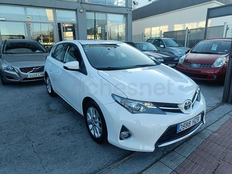 Usado Toyota Auris 90 CV (66 kW) 2014 Blanco Berlina