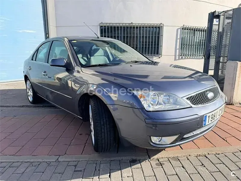 Usado Ford Mondeo Futura 115 CV (84 kW) 2004 Gris / plata Berlina