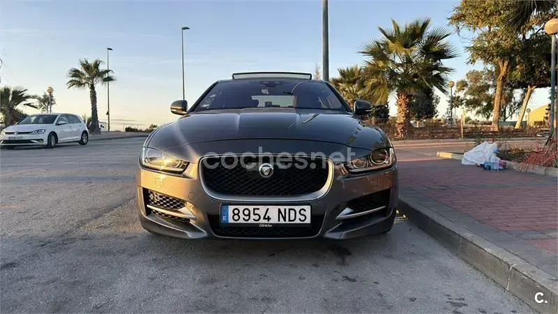 Usado Jaguar XE R-Sport 200 CV (147 kW) 2018 Gris / plata Berlina