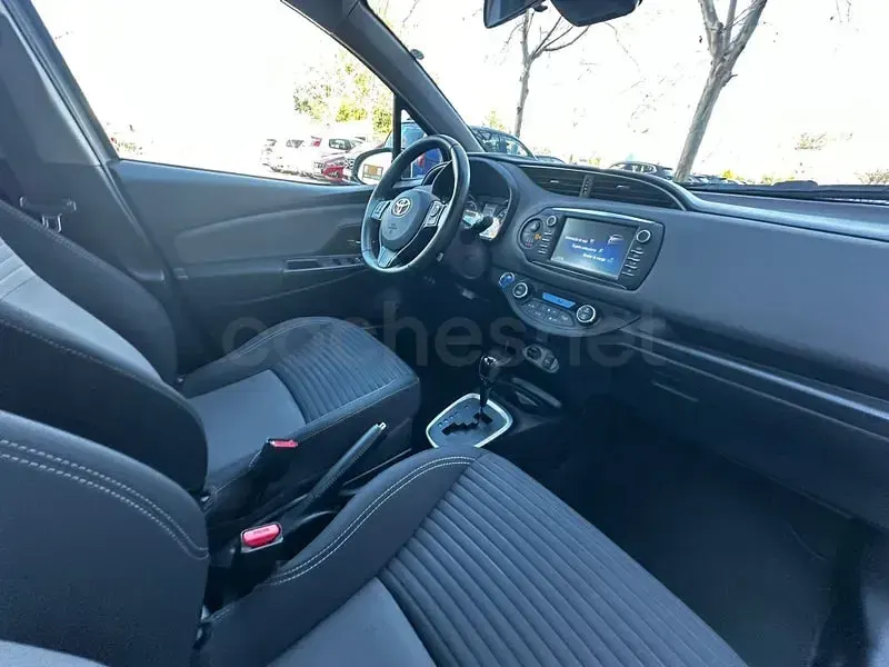 Usado Toyota Yaris Hybrid Active 100 CV (73 kW) 2019 Blanco Berlina