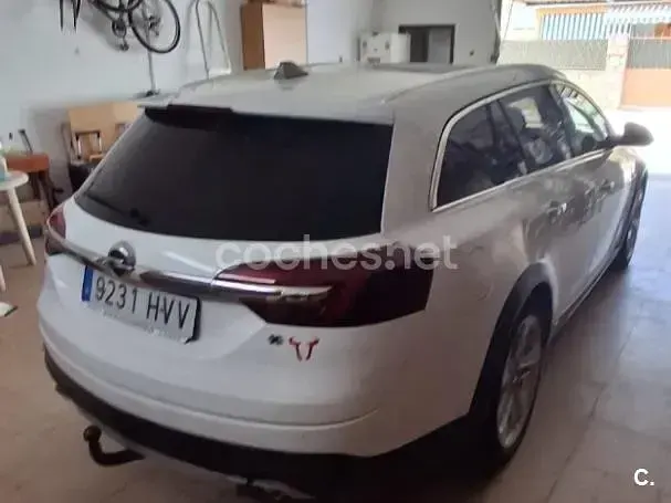 Usado Opel Insignia Country Tourer 195 CV (143 kW) 2014 Blanco Familiar