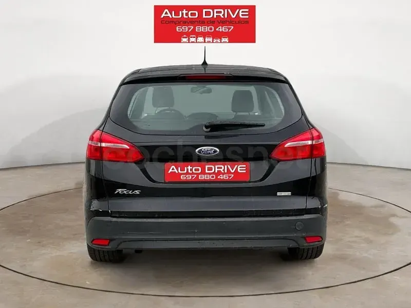 Usado Ford Focus Trend 125 CV (91 kW) 2017 Negro Familiar