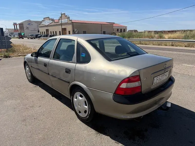 Usado Opel Vectra 100 CV (73 kW) 1999 Beige Berlina