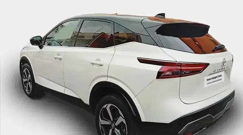 Usado Nissan Qashqai N-Connecta 140 CV (102 kW) 2023 Lunar white con techo midnight SUV