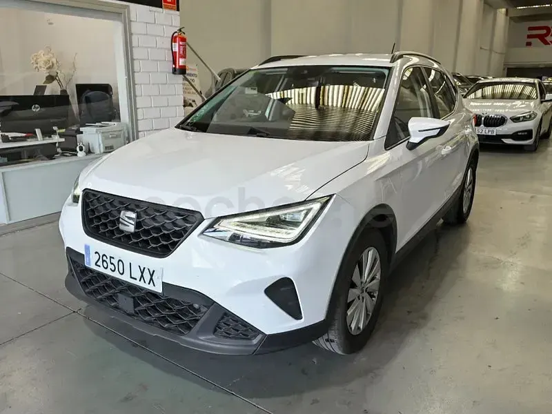 Usado Seat Arona Style Plus 110 CV (80 kW) 2022 Blanco SUV