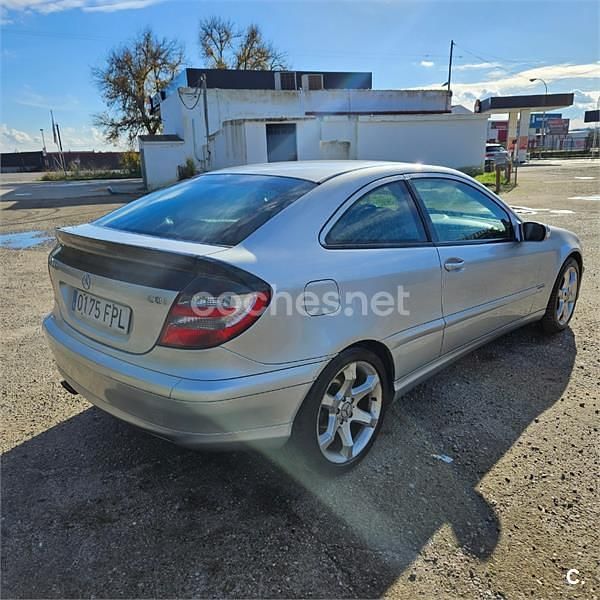 Usado Mercedes C200 Sport Edition 122 CV (89 kW) 2007 Gris / plata Berlina