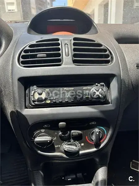 Usado Peugeot 206 70 CV (51 kW) 2002 Blanco Berlina