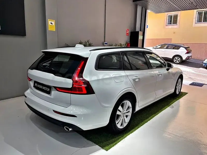 Usado Volvo V60 Momentum 150 CV (110 kW) 2022 Blanco Familiar