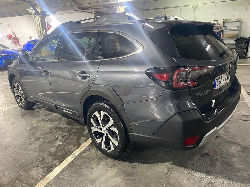Usado Subaru Outback 169 CV (124 kW) 2022 Gris Familiar
