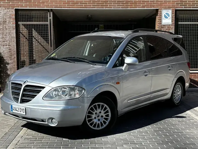 Usado SsangYong Rodius 165 CV (121 kW) 2006 Gris / plata Monovolumen