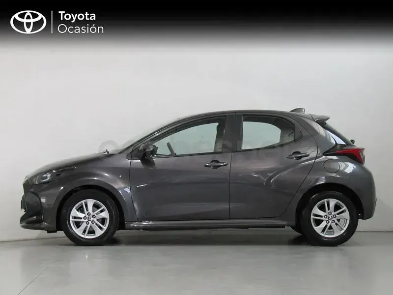 Usado Toyota Yaris 125 CV (91 kW) 2022 Gris / plata Utilitario