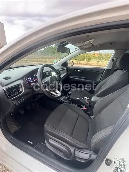 Usado Kia Rio Plus 84 CV (61 kW) 2018 Blanco Berlina