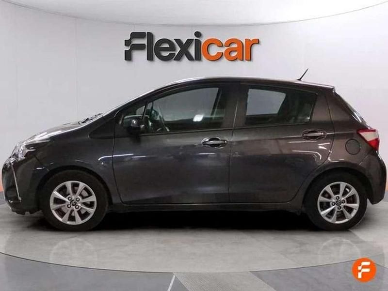 Usado Toyota Yaris Hybrid Active 99 CV (72 kW) 2019 Gris Utilitario