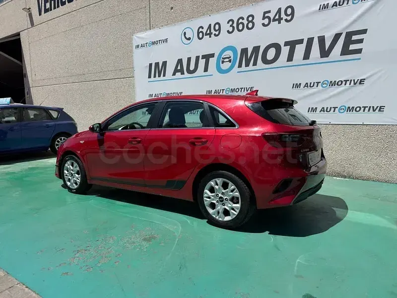 Usado Kia Ceed 136 CV (100 kW) 2023 Rojo Utilitario