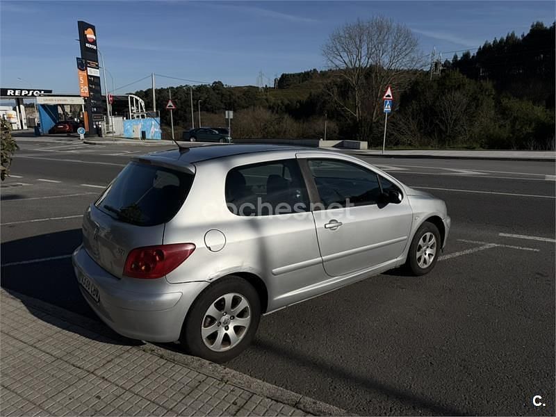 Usado Peugeot 307 110 CV (80 kW) 2002 Gris / plata Berlina