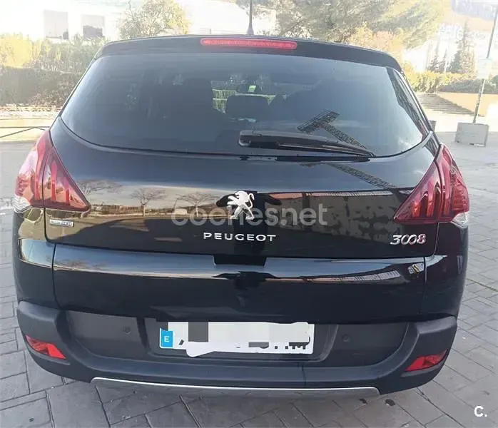 Usado Peugeot 3008 Access 120 CV (88 kW) 2015 Negro Familiar