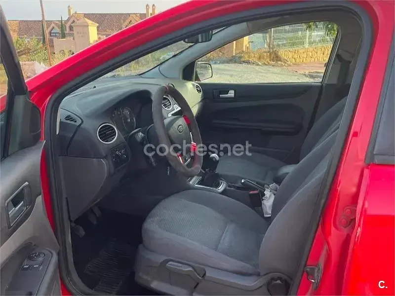 Usado Ford Focus Ambiente 90 CV (66 kW) 2007 Rojo Berlina