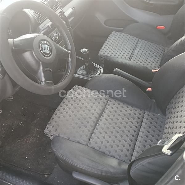 Usado Seat Leon 110 CV (80 kW) 2000 Azul Utilitario