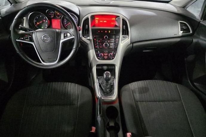 Usado Opel Astra Cosmo 110 CV (80 kW) 2010 Negro Utilitario