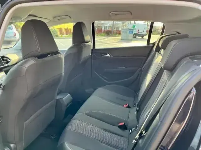 Usado Peugeot 308 Allure 100 CV (73 kW) 2019 Negro Berlina