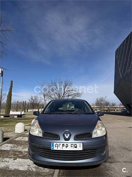 Usado Renault Clio II Dynamique 85 CV (62 kW) 2006 Gris / plata Berlina