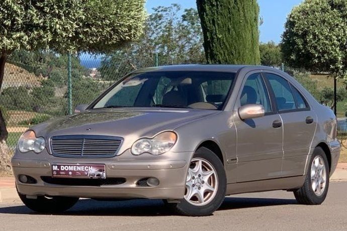 Usado Mercedes C220 Classic 143 CV (105 kW) 2003 Amarillo Berlina