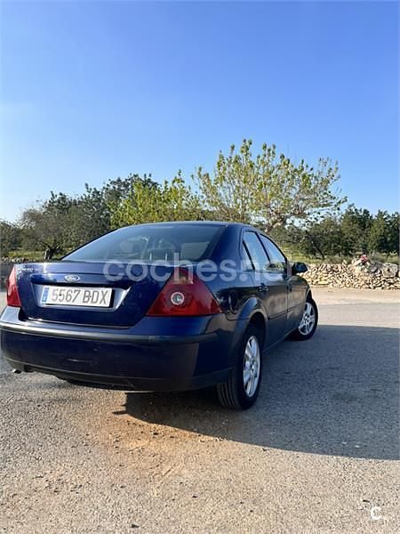 Usado Ford Mondeo Trend 125 CV (91 kW) 2001 Azul Berlina