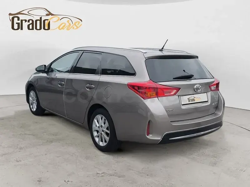 Usado Toyota Auris Active 124 CV (91 kW) 2014 Beige Familiar