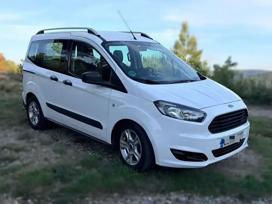 Usado Ford Tourneo Courier Trend 102 CV (75 kW) 2016 Blanco Monovolumen