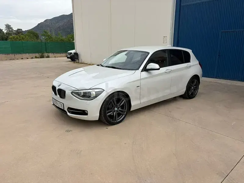 Begagnad BMW 118 143 HK (105 kW) 2014 Vit Halvkombi