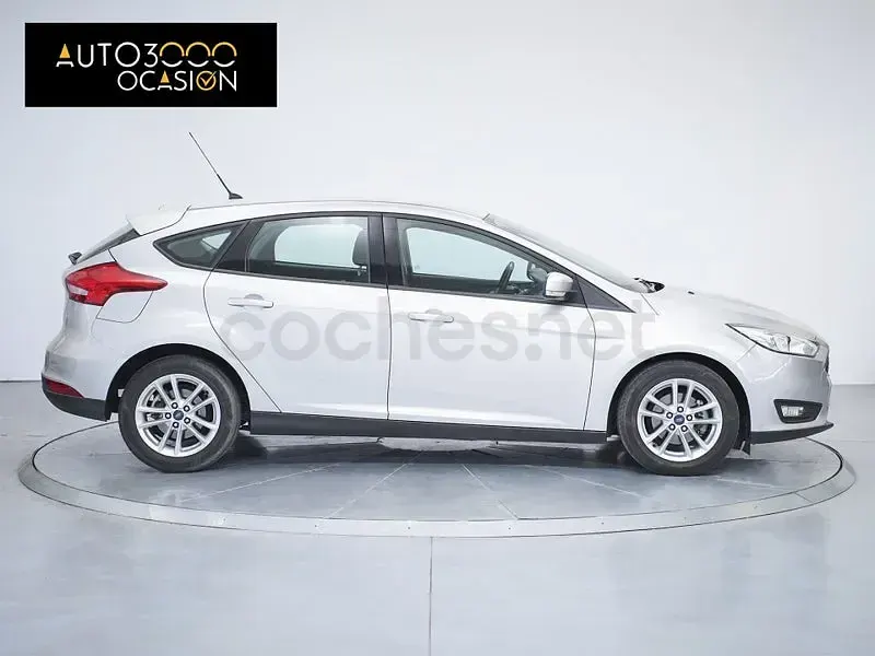 Usado Ford Focus Trend 125 CV (91 kW) 2016 Gris / plata Berlina